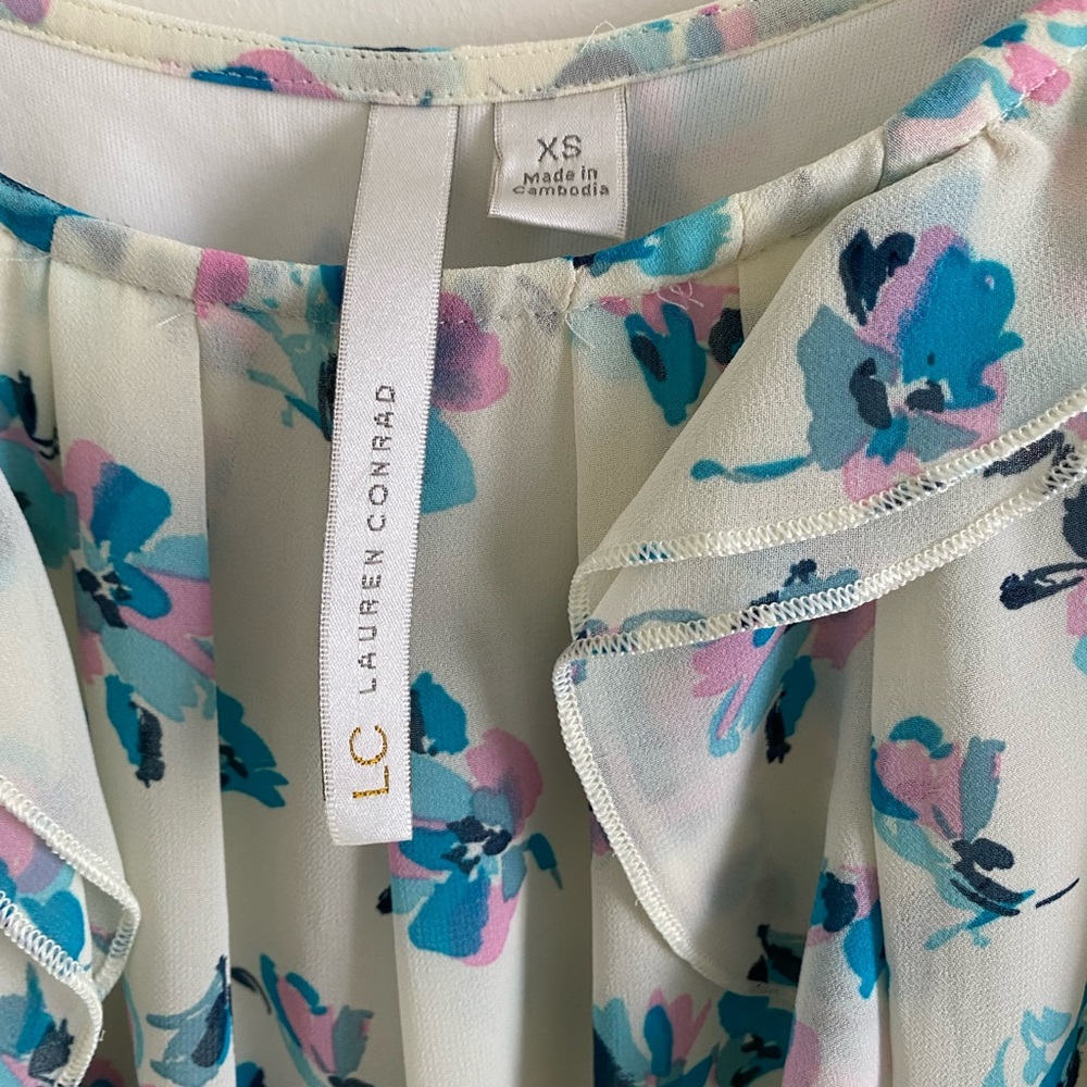 LC Lauren Conrad Flutter Sleeve Floral Top - Picture 4 of 10